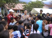 Perhatian Khusus Polri, Kasatgas Humas Ops Aman Nusa II Hibur Anak-anak SD Inpres Robo