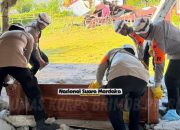 Brimob Bantu Warga Evakuasi Barang Berharga Pascagempa di Manggarai Timur