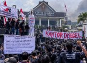 Kantor Gubernur Kalimantan Tengah (Kalteng) dipadati oleh ratusan mahasiswa dan masyarakat yang menggelar aksi unjuk rasa besar-besaran.